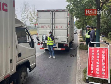 對(duì)大氣污染說不！湖北襄陽(yáng)東津公安聯(lián)合環(huán)保局開展車輛尾氣檢測(cè)行動(dòng)